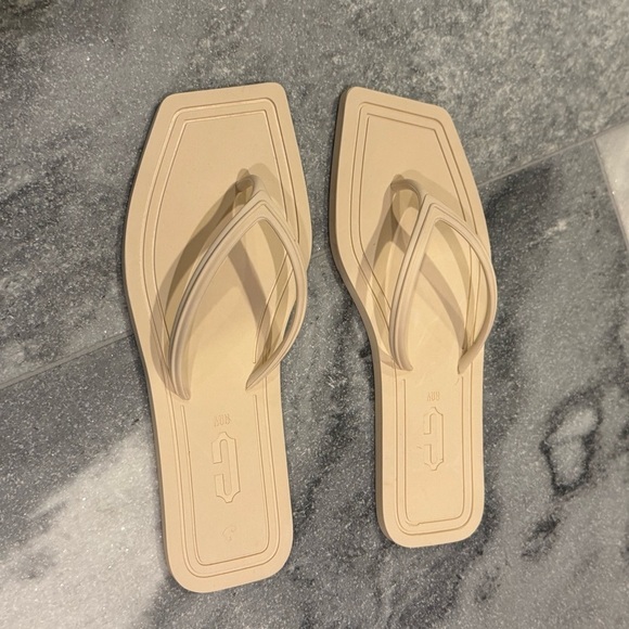 Carlotha Ray - Square Toe Flip Flops Cream Ivory size 35-36 NWOB - Picture 5 of 6